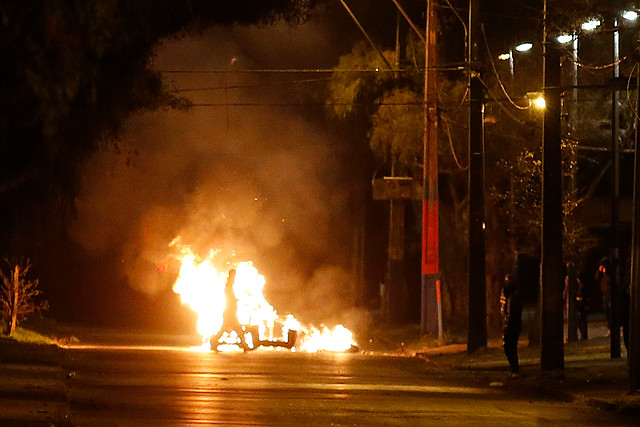 Carabineros controla barricadas en Santa Rosa