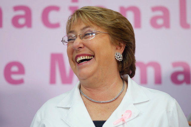 Aprobación a Presidenta Bachelet sube un punto en sondeo de Cadem