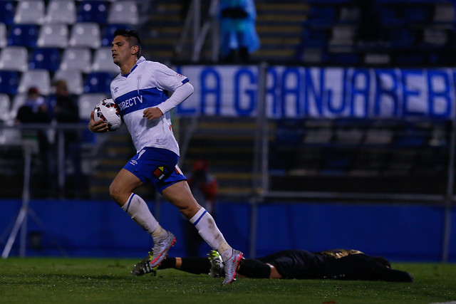 Mark González tendría un desgarro y sería baja para la UC y la Roja