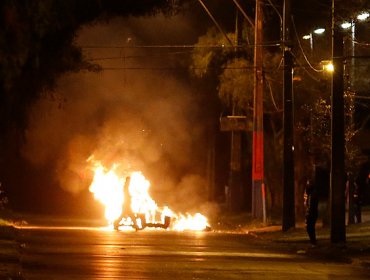 Carabineros controla barricadas en Santa Rosa