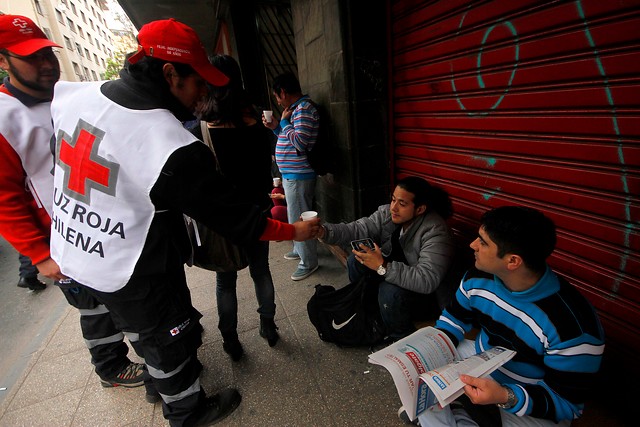 La Cruz Roja asiste a los que esperan ser atendidos en el Registro Civil