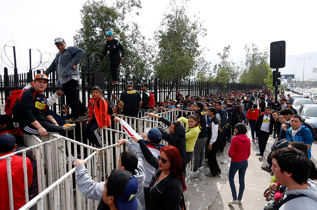 Superclásico: Hinchas de Colo Colo llegan en masa para adquirir una entrada