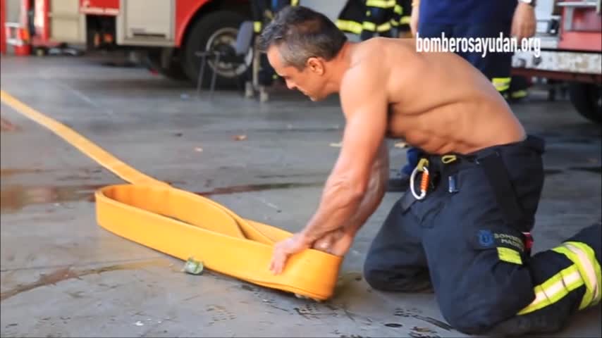 Solo para Mujeres: Bomberos se quitan la ropa por una buena causa