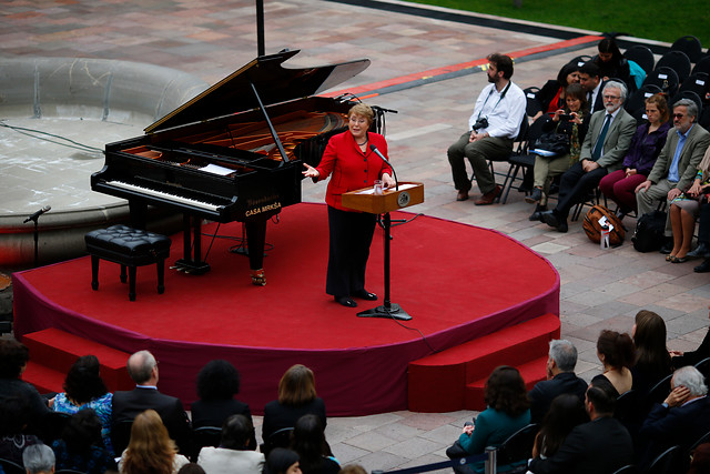 Bachelet asiste a concierto de pianista por festejo de los 25 años de Prodemu