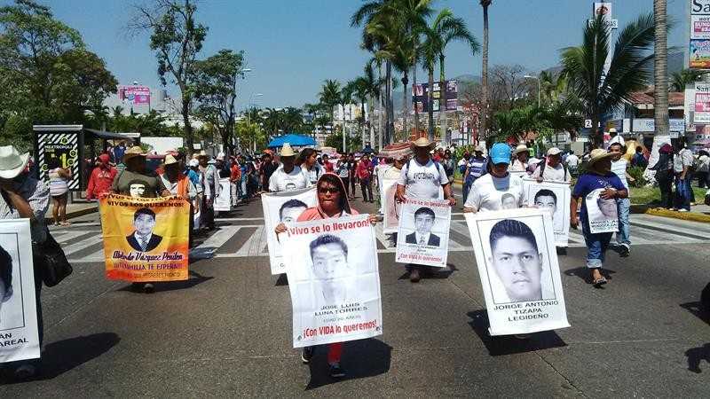 Protestas de maestros y padres de 43 reciben al nuevo gobernador de Guerrero