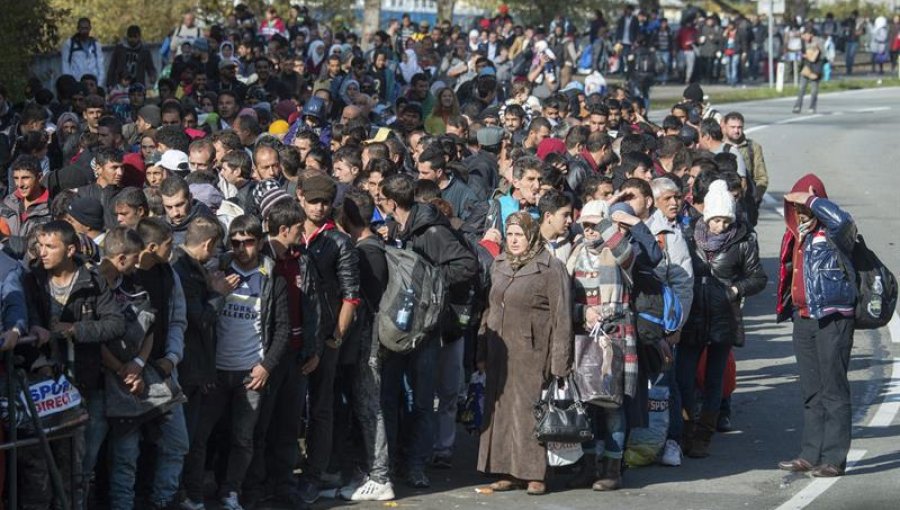 Llegadas de refugiados e inmigrantes por Mediterráneo rompe récord en octubre