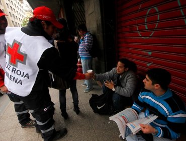 La Cruz Roja asiste a los que esperan ser atendidos en el Registro Civil