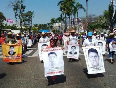 Protestas de maestros y padres de 43 reciben al nuevo gobernador de Guerrero