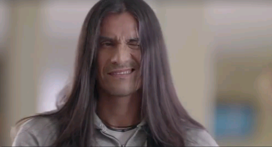 Coca Mendoza se viste de azul para divertido comercial de bebida
