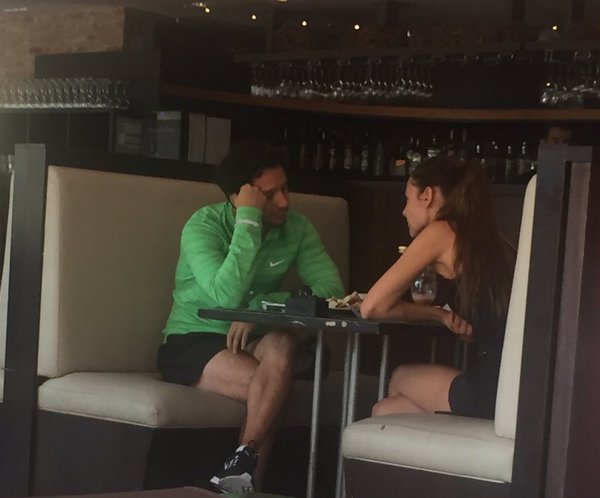 Captan a Benjamín Vicuña y Pampita en un café a solo días de su separación