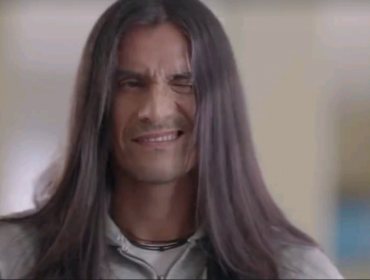 Coca Mendoza se viste de azul para divertido comercial de bebida
