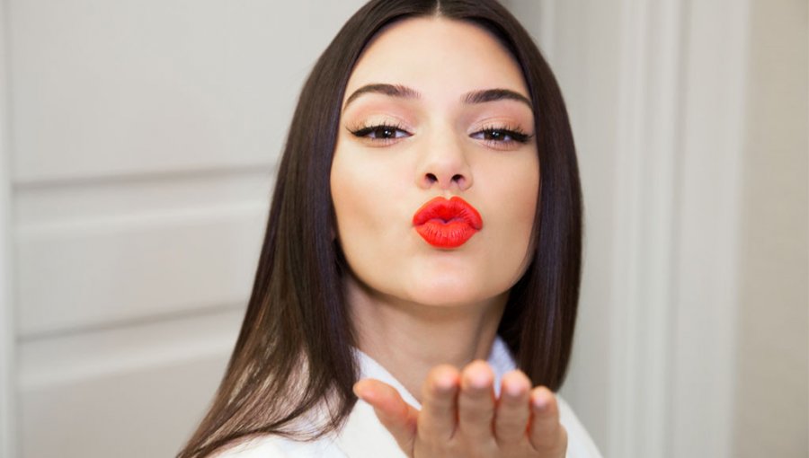 Sin pudores: Kendall Jenner sale a la calle sin sostén y con polera blanca