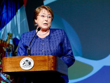 Rechazo a gestión de Bachelet repunta al 57 %