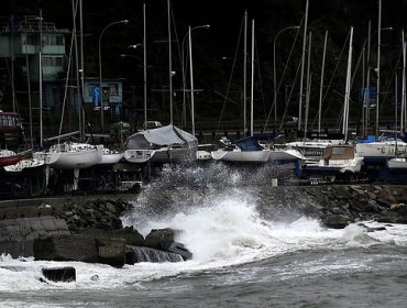 Autoridad marítima de Valparaíso pide evitar selfies en la costa por marejadas