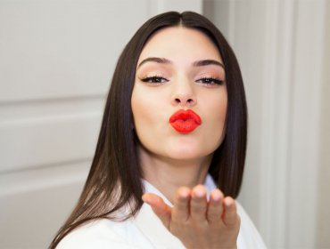 Sin pudores: Kendall Jenner sale a la calle sin sostén y con polera blanca