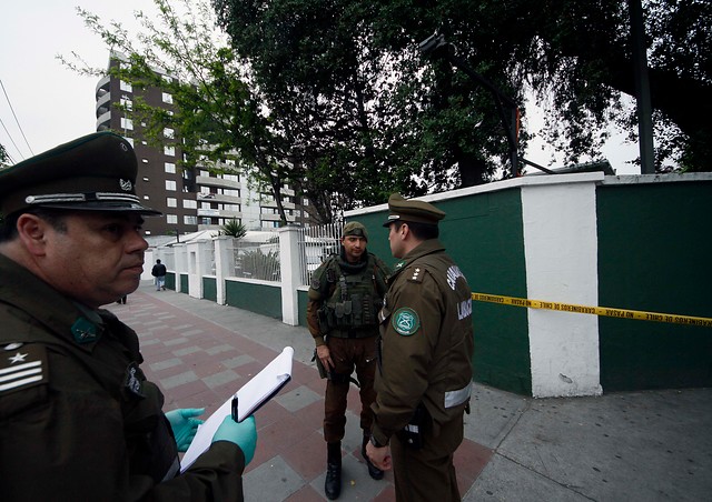 Carabineros pericia mochila con extintor dejada en las afueras de comisaría