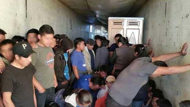 Encuentran a 79 migrantes hacinados en un tráiler en el norte de México