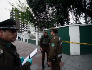 Carabineros pericia mochila con extintor dejada en las afueras de comisaría