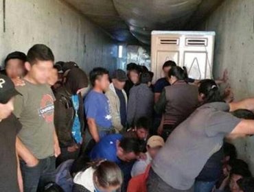 Encuentran a 79 migrantes hacinados en un tráiler en el norte de México