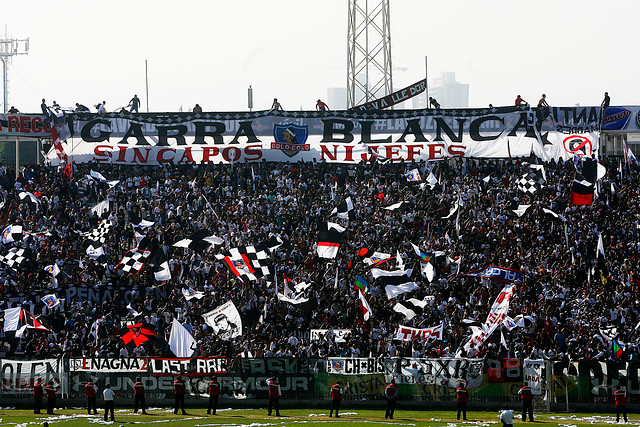 Arengazo y banderazo: Hinchas apoyaron a sus clubes en la previa del Superclásico