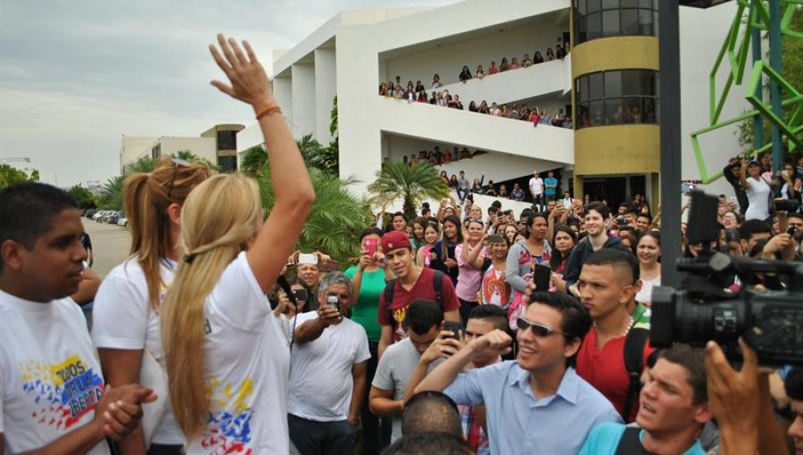 Esposa de Leopoldo López dice sufrir humillaciones cuando lo visita en cárcel