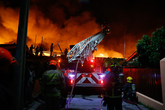 Incendio en Renca moviliza a más de 28 Compañías de Bomberos