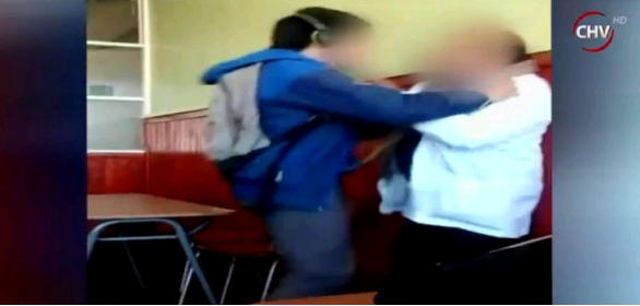 Video: Alumno agredió a profesor por prohibirle usar audífonos en clases