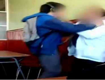 Video: Alumno agredió a profesor por prohibirle usar audífonos en clases