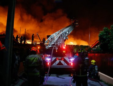 Incendio en Renca moviliza a más de 28 Compañías de Bomberos