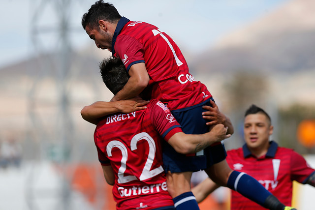 U. Católica goleó a Cobresal y sigue a dos puntos de Colo Colo