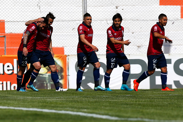 Roberto Gutiérrez guió goleada de Católica que sigue a la caza de Colo Colo