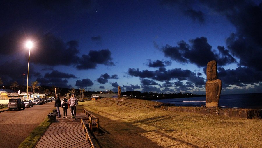 Dirigente de Rapa Nui amenaza con cerrar la Isla para Chile, si no devuelven las tierras