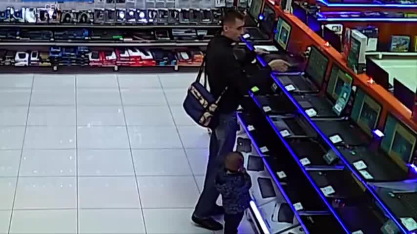 Video: Sujeto roba computadora y usa a su hijo como escudo