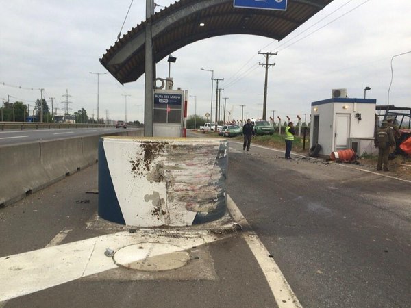 Accidente en Molina: Un muerto y dos heridos tras choque de camioneta con plaza de peaje