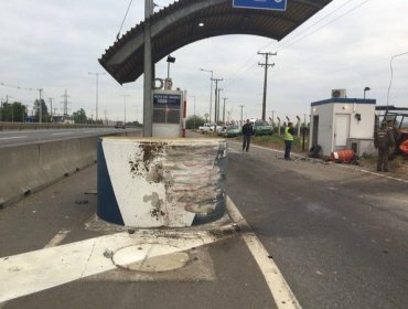 Accidente en Molina: Un muerto y dos heridos tras choque de camioneta con plaza de peaje