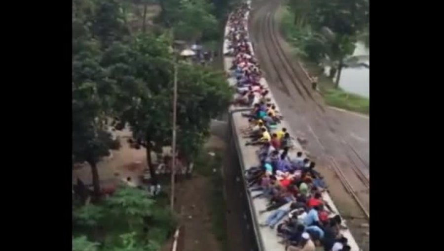 Video: Pasajeros de tren en la India, viajan en el techo