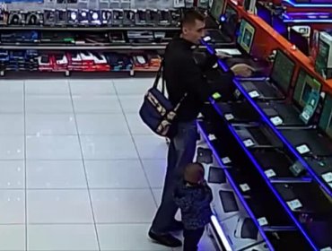 Video: Sujeto roba computadora y usa a su hijo como escudo