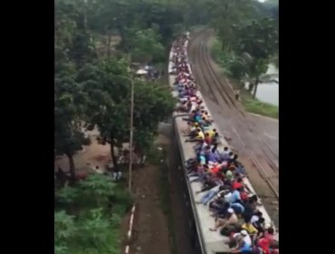 Video: Pasajeros de tren en la India, viajan en el techo