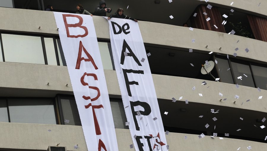 Grupo de trabajadores se toma oficinas de la Asociación de AFP