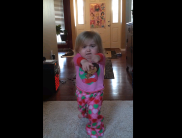 Video: Niña enternece a la web cantando como Taylor Swift