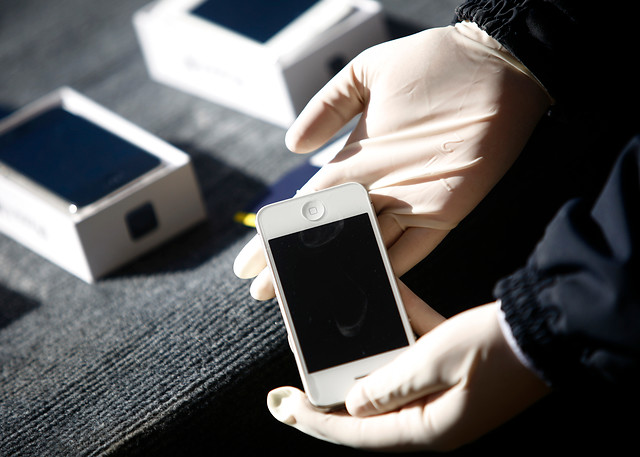 Desconocidos roban celulares desde bodega de multitienda en Providencia