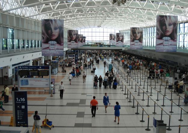 Egipto defiende la seguridad de sus aeropuertos pero refuerza las medidas