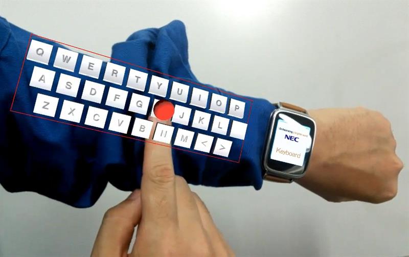 Una empresa japonesa crea un "teclado virtual" que se proyecta sobre el brazo