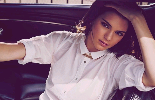 Kendall Jenner nuevamente se luce sin sostén: Esta vez se bajó la polera