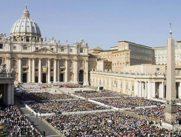 Los escándalos y las tensiones del Vaticano llegan a las librerías italianas