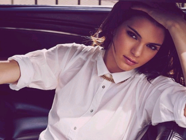 Kendall Jenner nuevamente se luce sin sostén: Esta vez se bajó la polera
