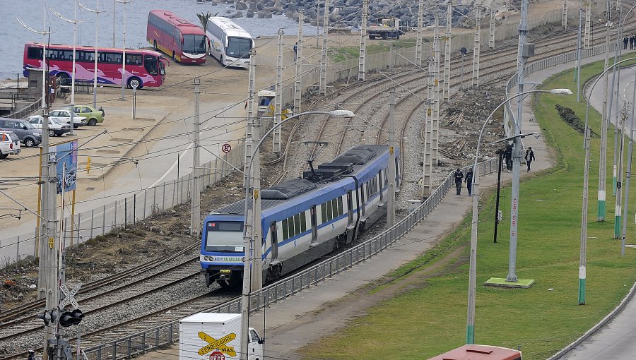 Valparaíso: Lo impactó un tren, sufrió lesiones menores y se fue a tomar