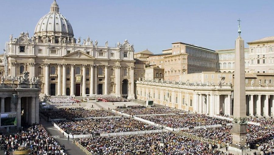 Los escándalos y las tensiones del Vaticano llegan a las librerías italianas