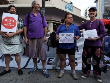 Hombres en faldas marchan en Argentina contra la violencia de género