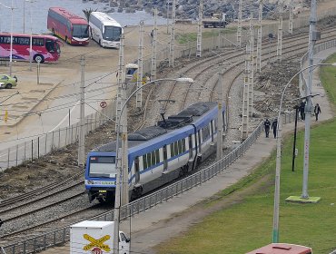 Valparaíso: Lo impactó un tren, sufrió lesiones menores y se fue a tomar